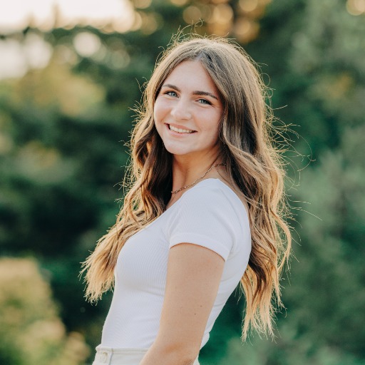 Brenna Dewey headshot
